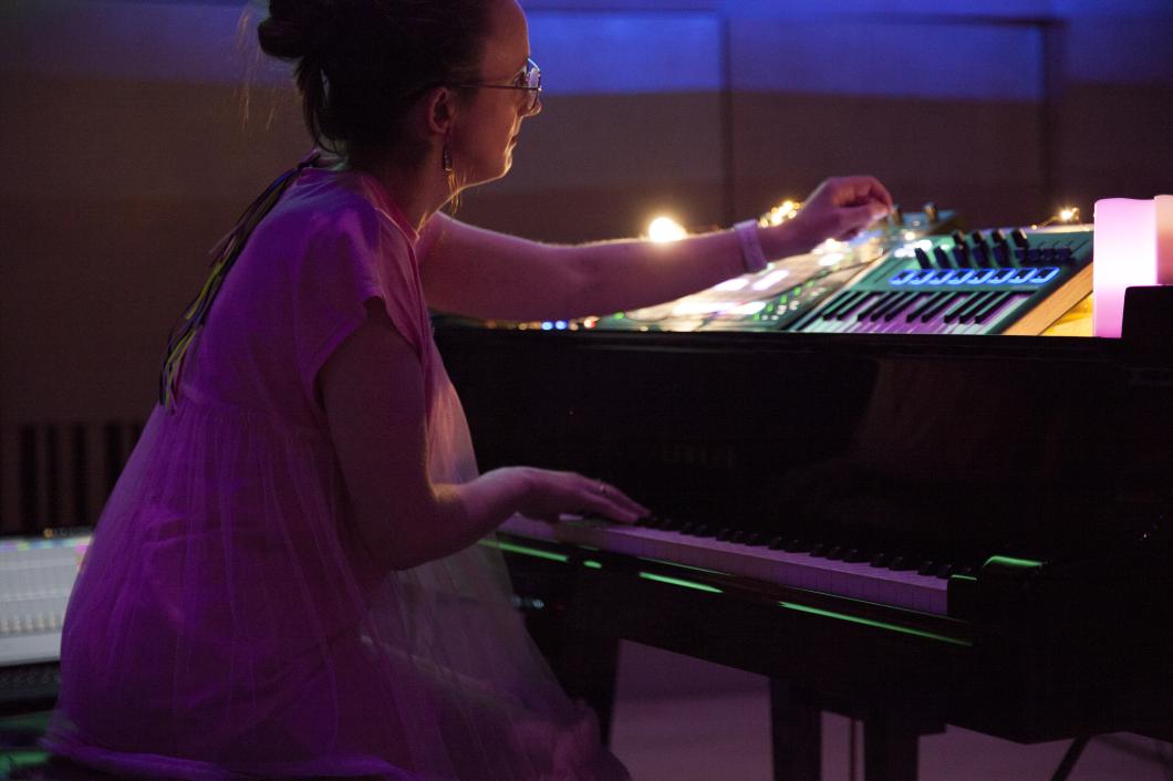 Nat Bartsch performance image